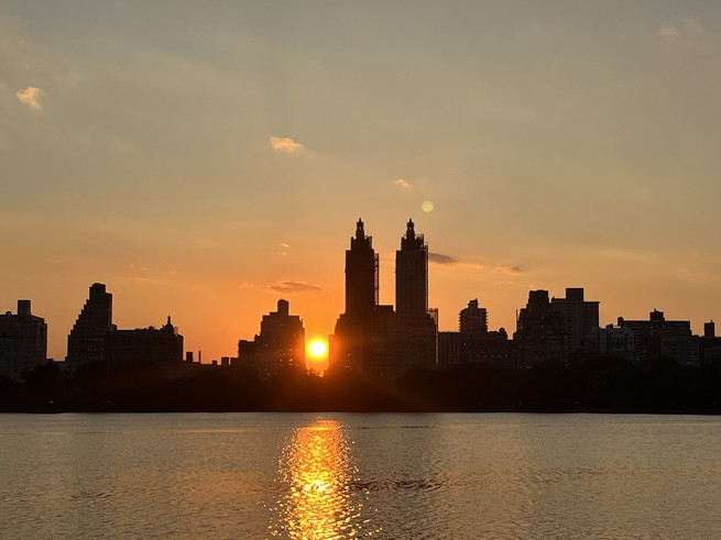 Illustration of a sunset in between buildings