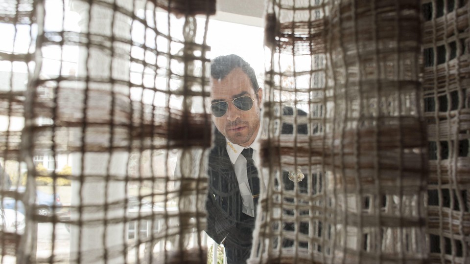 Justin Theroux wears sunglasses and a police uniform and peeks into a curtained window