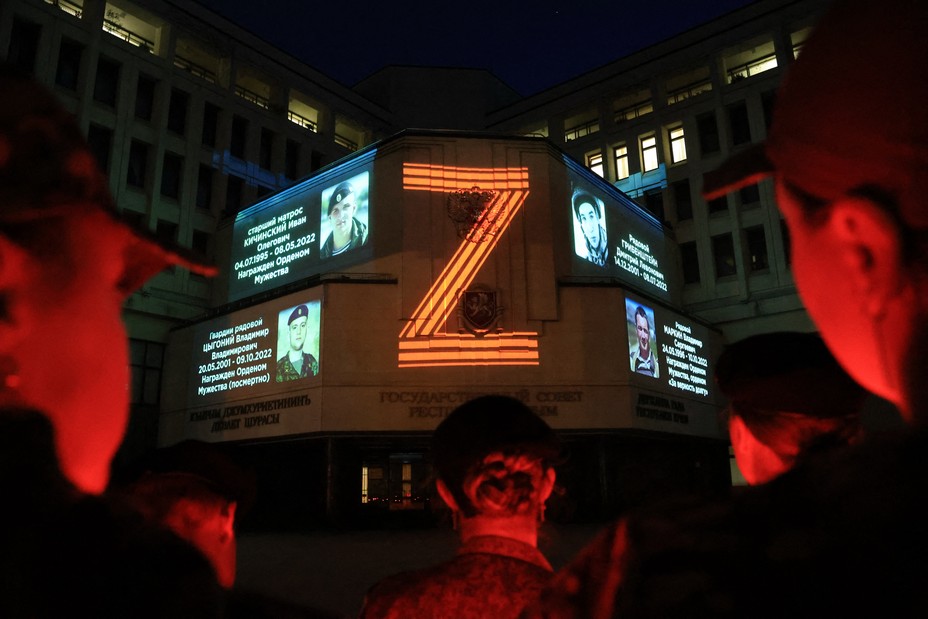 People in Russia look at a wall with a illuminated Z on it.