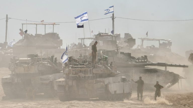 Israeli tanks in Sderot